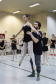 Na aula especial, os bailarinos Elias Bouza e Rafael Bittar conduziram a turma pelo balé clássico e pela dança contemporânea, respectivamente. 