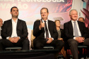 O governador Ratinho Junior assina o decreto para a criação de cinco novos cursos de nível superior na Unioeste, Unicentro e Unespar, entrega 10 ônibus para as atividades de campo das sete universidades estaduais e anuncia a nova edição do programa de Residência Técnica em Inovação, Transformação Digital e E-Gov.