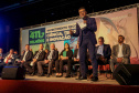 O governador Ratinho Junior assina o decreto para a criação de cinco novos cursos de nível superior na Unioeste, Unicentro e Unespar, entrega 10 ônibus para as atividades de campo das sete universidades estaduais e anuncia a nova edição do programa de Residência Técnica em Inovação, Transformação Digital e E-Gov.