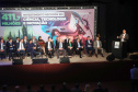 O governador Ratinho Junior assina o decreto para a criação de cinco novos cursos de nível superior na Unioeste, Unicentro e Unespar, entrega 10 ônibus para as atividades de campo das sete universidades estaduais e anuncia a nova edição do programa de Residência Técnica em Inovação, Transformação Digital e E-Gov.