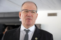 O governador Ratinho Junior assina o decreto para a criação de cinco novos cursos de nível superior na Unioeste, Unicentro e Unespar, entrega 10 ônibus para as atividades de campo das sete universidades estaduais e anuncia a nova edição do programa de Residência Técnica em Inovação, Transformação Digital e E-Gov.