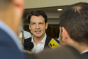 Curitiba, 04 de março de 2023 - O governador Carlos Massa Ratinho Junior, ao lado dos deputados estaduais, anunciou investimento R$ 500 milhões para a pavimentação asfáltica em cidades com até até 7 mil habitantes.