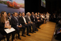 Curitiba, 04 de março de 2023 - O governador Carlos Massa Ratinho Junior, ao lado dos deputados estaduais, anunciou investimento R$ 500 milhões para a pavimentação asfáltica em cidades com até até 7 mil habitantes.
