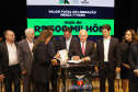 Curitiba, 04 de março de 2023 - O governador Carlos Massa Ratinho Junior, ao lado dos deputados estaduais, anunciou investimento R$ 500 milhões para a pavimentação asfáltica em cidades com até até 7 mil habitantes.