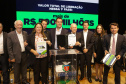 Curitiba, 04 de março de 2023 - O governador Carlos Massa Ratinho Junior, ao lado dos deputados estaduais, anunciou investimento R$ 500 milhões para a pavimentação asfáltica em cidades com até até 7 mil habitantes.