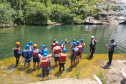Guias da empresa Aquatrekking em ação no Lago Azul, dentro do Parque Estadual do Vale do Codó, em Jaguariaíva