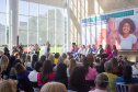 Prefeitas, vice-prefeitas, vereadoras, secretárias municipais e primeiras-damas de todo o Paraná se reuniram nesta terça-feira (5), no Palácio Iguaçu, para o encontro “Mulheres em movimento – rompendo barreiras e transformando a política”, que busca incentivar a participação de mulheres na política e em cargos de decisão. 