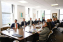 O governador Carlos Massa Ratinho Junior se reuniu nesta terça-feira (9), em Nova York, com representantes dos fundos de investimentos Acciona (norte-americano) e Macquarie (australiano) para apresentar possibilidades de parceria com o Estado em áreas estratégicas. - A comitiva também esteve no Consulado do Brasil em Nova York e no Bank of America, uma das principais instituições financeiras do mundo