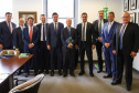 O governador Carlos Massa Ratinho Junior se reuniu nesta terça-feira (9), em Nova York, com representantes dos fundos de investimentos Acciona (norte-americano) e Macquarie (australiano) para apresentar possibilidades de parceria com o Estado em áreas estratégicas. - A comitiva também esteve no Consulado do Brasil em Nova York e no Bank of America, uma das principais instituições financeiras do mundo