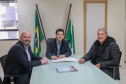 Novas oportunidades para a geração de renda e de postos de trabalho. É o que vai acontecer em Mandirituba, na Região Metropolitana de Curitiba, com a construção do barracão industrial com recursos liberados pelo Governo do Estado, por meio do Programa de Transferência Voluntária da Secretaria das Cidades (Secid). O edital, no valor de R$ 1.242.416,38 e que autoriza a licitação da obra, foi entregue nesta segunda-feira pelo secretário Eduardo Pimentel ao prefeito Luis Antonio Biscaia.