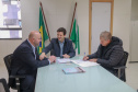 Novas oportunidades para a geração de renda e de postos de trabalho. É o que vai acontecer em Mandirituba, na Região Metropolitana de Curitiba, com a construção do barracão industrial com recursos liberados pelo Governo do Estado, por meio do Programa de Transferência Voluntária da Secretaria das Cidades (Secid). O edital, no valor de R$ 1.242.416,38 e que autoriza a licitação da obra, foi entregue nesta segunda-feira pelo secretário Eduardo Pimentel ao prefeito Luis Antonio Biscaia.