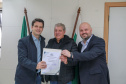 Novas oportunidades para a geração de renda e de postos de trabalho. É o que vai acontecer em Mandirituba, na Região Metropolitana de Curitiba, com a construção do barracão industrial com recursos liberados pelo Governo do Estado, por meio do Programa de Transferência Voluntária da Secretaria das Cidades (Secid). O edital, no valor de R$ 1.242.416,38 e que autoriza a licitação da obra, foi entregue nesta segunda-feira pelo secretário Eduardo Pimentel ao prefeito Luis Antonio Biscaia.