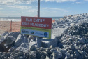 Com o avanço das obras da recuperação da Orla de Matinhos para pontos mais centrais da cidade, o Instituto Água e Terra (IAT) reforça o pedido para que moradores e turistas sigam atentos aos avisos de segurança, evitando acidentes.