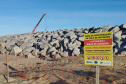Com o avanço das obras da recuperação da Orla de Matinhos para pontos mais centrais da cidade, o Instituto Água e Terra (IAT) reforça o pedido para que moradores e turistas sigam atentos aos avisos de segurança, evitando acidentes.