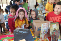 Sanepar doa 400 livros para escola rural em Quitandinha