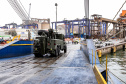 Porto de Paranaguá desembarca viaturas do Exército fabricadas nos EUA