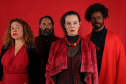 Em Libras e Português, companhia curitibana usa o teatro para pensar as línguas