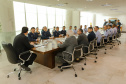Curitiba, 24 de outubro de 2023 - O governador Carlos Massa Ratinho Jr., recebe em seu gabinete a visita de representantes do Cindacta II e concede Medalha de Honra da Casa Militar para oficiais.
