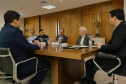 Curitiba, 24 de outubro de 2023 - O governador Carlos Massa Ratinho Jr., recebe em seu gabinete a visita de representantes do Cindacta II e concede Medalha de Honra da Casa Militar para oficiais.