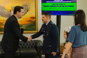 Curitiba, 24 de outubro de 2023 - O governador Carlos Massa Ratinho Jr., recebe em seu gabinete a visita de representantes do Cindacta II e concede Medalha de Honra da Casa Militar para oficiais.