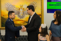 Curitiba, 24 de outubro de 2023 - O governador Carlos Massa Ratinho Jr., recebe em seu gabinete a visita de representantes do Cindacta II e concede Medalha de Honra da Casa Militar para oficiais.