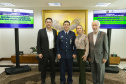 Curitiba, 24 de outubro de 2023 - O governador Carlos Massa Ratinho Jr., recebe em seu gabinete a visita de representantes do Cindacta II e concede Medalha de Honra da Casa Militar para oficiais.