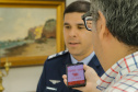 Curitiba, 24 de outubro de 2023 - O governador Carlos Massa Ratinho Jr., recebe em seu gabinete a visita de representantes do Cindacta II e concede Medalha de Honra da Casa Militar para oficiais.