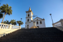 A imponência da Serra do Mar, a arquitetura portuguesa característica das construções históricas e a exuberância dos rios e da flora da Mata Atlântica são o pano de fundo para milhares de turistas que visitam diariamente as cidades de Morretes, Antonina e Paranaguá em busca do prato mais famoso da região e do Paraná: o barreado.