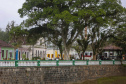 A imponência da Serra do Mar, a arquitetura portuguesa característica das construções históricas e a exuberância dos rios e da flora da Mata Atlântica são o pano de fundo para milhares de turistas que visitam diariamente as cidades de Morretes, Antonina e Paranaguá em busca do prato mais famoso da região e do Paraná: o barreado.