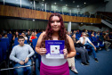 Alunos da rede estadual distribuem autógrafos em evento de lançamento de livros autorais
