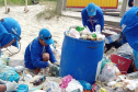 Equipes trabalham na limpeza das praias do Paraná  Material recolhido das praias, em limpeza diária