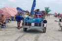 Equipes trabalham na limpeza das praias do Paraná  Material recolhido das praias, em limpeza diária