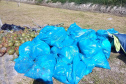 Equipes trabalham na limpeza das praias do Paraná  Material recolhido das praias, em limpeza diária