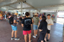 Turistas do cruzeiro da MSC são recepcionados com "baterilha" e ritmo do Carnaval em Paranaguá