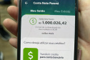 Moradora de Paranaguá recebe cheque de R$ 1 milhão do Nota Paraná um dia depois do aniversário