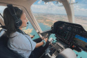 A tenente Jenifer Formanquevski é copiloto aeronave Grand Caravan C208B e a primeira mulher da Polícia Militar do Paraná a ter licenças para pilotar aviões e a segunda para pilotar helicópteros.