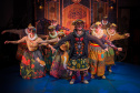 G2 COMPANHIA DE DANÇA – Alguns bailarinos que participaram dessas montagens icônicas hoje integram a G2 Companhia de Dança, grupo sênior do Teatro Guaíra que se dedica a explorar a maturidade artística em espetáculos que abordam temas universais e a riqueza da experiência humana.