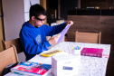 Por meio do projeto Óculos Amigo, Luiz Henrique da Rocha, 13 anos, recebeu um dispositivo de tecnologia assistiva que tem auxiliado o aluno da rede estadual de  ensino a ter mais autonomia na escola e em casa.