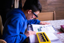 Por meio do projeto Óculos Amigo, Luiz Henrique da Rocha, 13 anos, recebeu um dispositivo de tecnologia assistiva que tem auxiliado o aluno da rede estadual de  ensino a ter mais autonomia na escola e em casa.