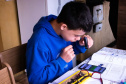 Por meio do projeto Óculos Amigo, Luiz Henrique da Rocha, 13 anos, recebeu um dispositivo de tecnologia assistiva que tem auxiliado o aluno da rede estadual de  ensino a ter mais autonomia na escola e em casa.
