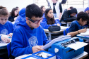 Por meio do projeto Óculos Amigo, Luiz Henrique da Rocha, 13 anos, recebeu um dispositivo de tecnologia assistiva que tem auxiliado o aluno da rede estadual de  ensino a ter mais autonomia na escola e em casa.