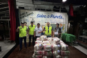 Cestas básicas arrecadadas na Corrida do Porto são distribuídas em Paranaguá