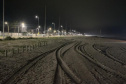 Máquina saneadora inicia limpeza da areia da praia