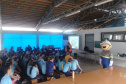 Voluntários da Copel orientam comunidades do Centro Sul sobre os cuidados com a rede elétrica 