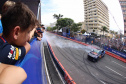 Adrenalina e velocidade: fãs apaixonados vibram com apresentação de carros na Red Bull Showrun