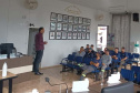 Em Rebouças, voluntários da Copel orientam estudantes sobre cuidados com a rede elétrica