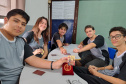 Saem telas, entram tabuleiros: restrição a celulares nas escolas do Paraná revela novos interesses