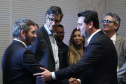 O governador Carlos Massa Ratinho Junior em reunião com delegação da União Europeia.