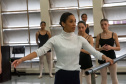 Ex-aluna, bailarina internacional Nayara Lopes retorna ao Teatro Guaíra para aula especial na Escola de Dança