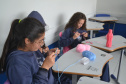 Alunos de colégios estaduais criam peças de crochê em aulas especiais